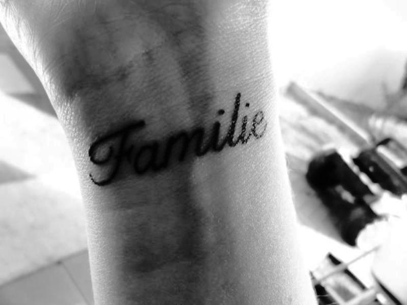 Familie Wrist Tattoo