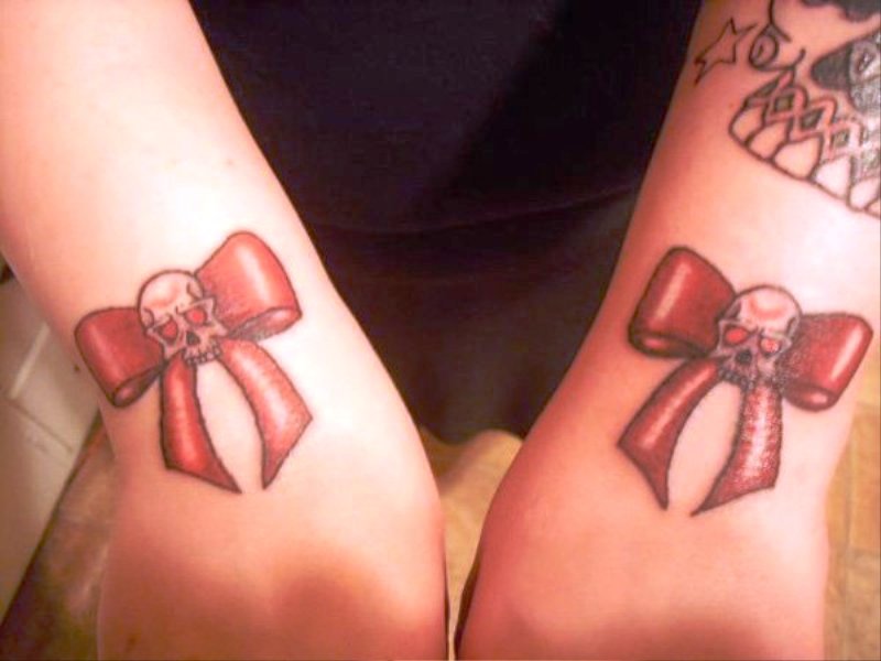 Two Skulls With Red Bows Design
