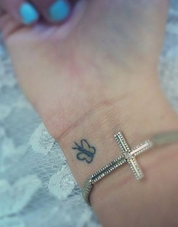 Hand-Tiny-Butterfly-Tattoo-Design-600x768